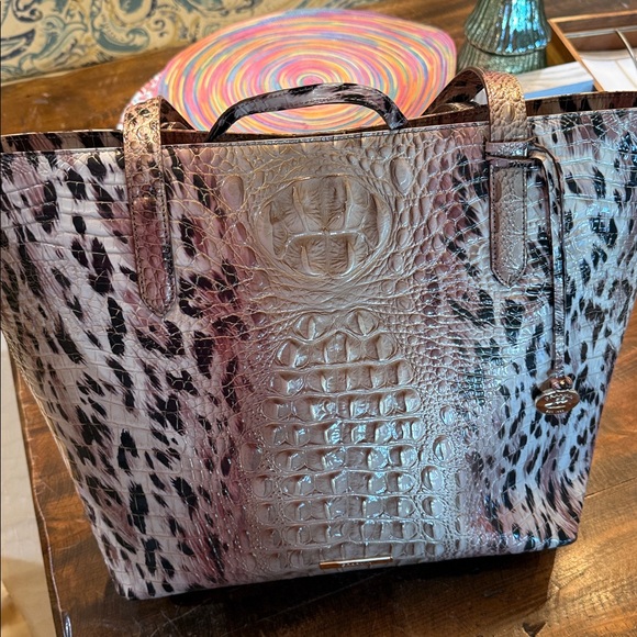 Brahmin NEW Elegant tan/mauve Patterned Tote Bag - Picture 9 of 11